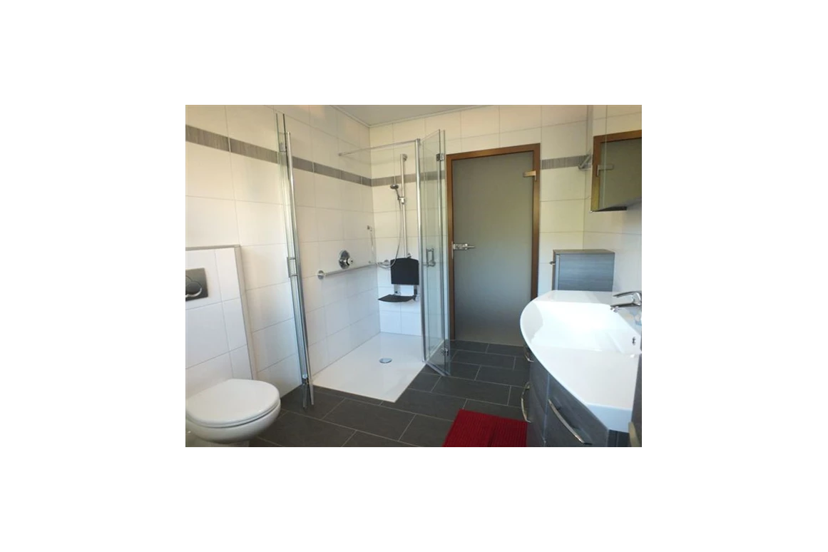Rollstuhl-Urlaub: barrierefreie Dusche 90/140 mit Handlauf und Duschsitz in Fewo Lavendel - Barrierefreie Ferienwohnung LAVENDEL mit Moselblick