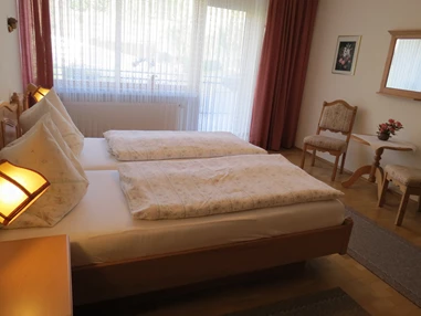 Rollstuhl-Urlaub: großzügiges Dobbelbett Zimmer Fewo Lavenderl - Barrierefreie Ferienwohnung LAVENDEL mit Moselblick