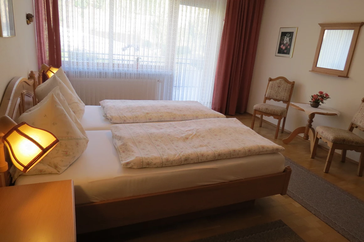 Rollstuhl-Urlaub: großzügiges Dobbelbett Zimmer Fewo Lavenderl - Barrierefreie Ferienwohnung LAVENDEL mit Moselblick