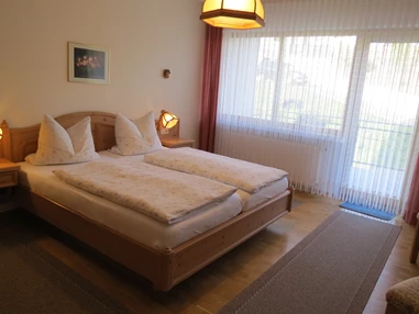 Rollstuhl-Urlaub: Doppelbettzimmer Fewo Lavendel - Barrierefreie Ferienwohnung LAVENDEL mit Moselblick