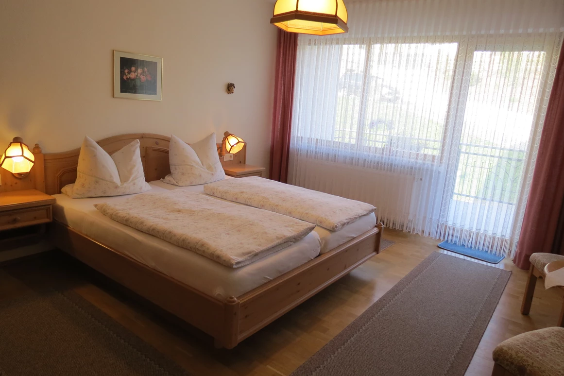 Rollstuhl-Urlaub: Doppelbettzimmer Fewo Lavendel - Barrierefreie Ferienwohnung LAVENDEL mit Moselblick