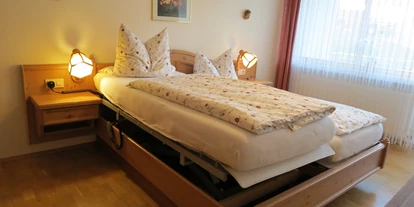 Rollstuhlgerechte Unterkunft - Pflegebett - elektisch höhenverstellbares Bett (als Pflegebett) in Fewo Lavendel - Barrierefreie Ferienwohnung LAVENDEL mit Moselblick