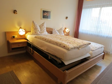 Rollstuhl-Urlaub: elektisch höhenverstellbares Bett (als Pflegebett) in Fewo Lavendel - Barrierefreie Ferienwohnung LAVENDEL mit Moselblick