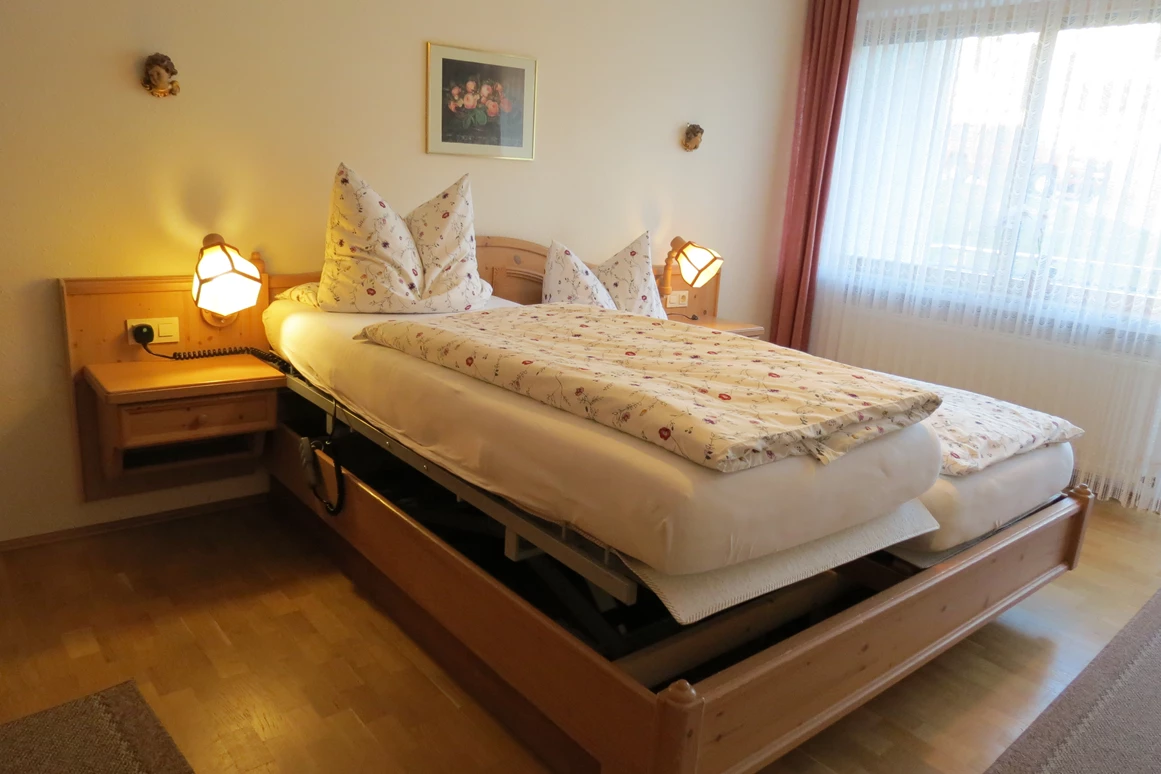 Rollstuhl-Urlaub: elektisch höhenverstellbares Bett (als Pflegebett) in Fewo Lavendel - Barrierefreie Ferienwohnung LAVENDEL mit Moselblick