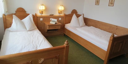 Rollstuhlgerechte Unterkunft - Pflegebett - Zweibettzimmer der Fewo Lavendel - Barrierefreie Ferienwohnung LAVENDEL mit Moselblick