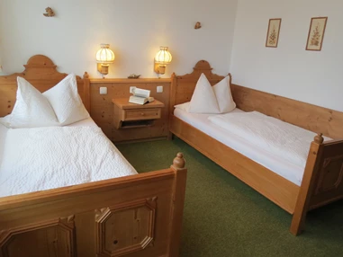 Rollstuhl-Urlaub: Zweibettzimmer der Fewo Lavendel - Barrierefreie Ferienwohnung LAVENDEL mit Moselblick