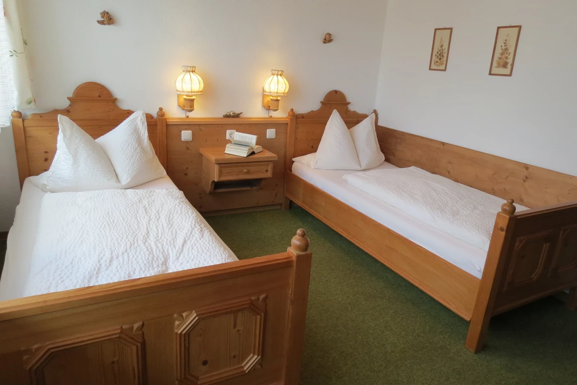 Rollstuhl-Urlaub: Zweibettzimmer der Fewo Lavendel - Barrierefreie Ferienwohnung LAVENDEL mit Moselblick