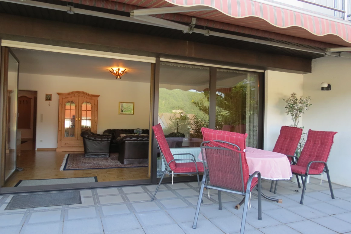 Rollstuhl-Urlaub: Terrasse Süd/West
mit Moselblick - Barrierefreie Ferienwohnung LAVENDEL mit Moselblick