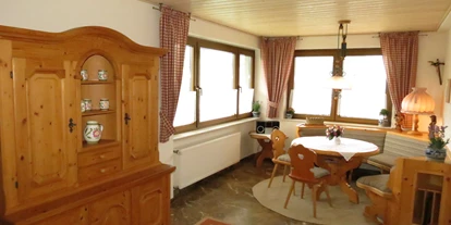 Rollstuhlgerechte Unterkunft - Pflegebett - Esszimmer zur Ferienwohnung Lavendel - Barrierefreie Ferienwohnung LAVENDEL mit Moselblick