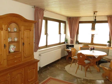 Rollstuhl-Urlaub: Esszimmer zur Ferienwohnung Lavendel - Barrierefreie Ferienwohnung LAVENDEL mit Moselblick