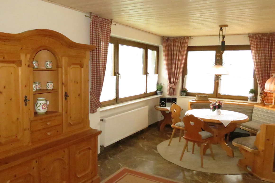 Rollstuhl-Urlaub: Esszimmer zur Ferienwohnung Lavendel - Barrierefreie Ferienwohnung LAVENDEL mit Moselblick