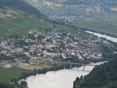 Rollstuhl-Urlaub: Neumagen-Dhron
aus der Vogelperspektive - Barrierefreie Ferienwohnung LAVENDEL mit Moselblick
