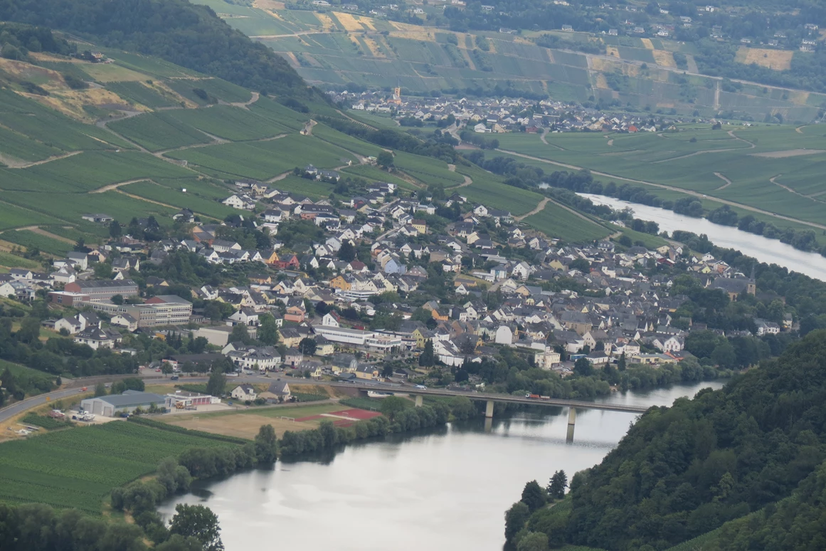 Rollstuhl-Urlaub: Neumagen-Dhron
aus der Vogelperspektive - Barrierefreie Ferienwohnung LAVENDEL mit Moselblick