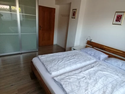 Rollstuhlgerechte Unterkunft - Oberbayern - Schlafzimmer - Ferienwohnung Mitterer Waging am See