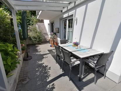 Rollstuhlgerechte Unterkunft - Oberbayern - überdachte Terasse - Ferienwohnung Mitterer Waging am See