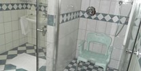 Rollstuhlgerechte Unterkunft - See - Dusche mit Haltegriffen und Duschstuhl, unterfahrbares Waschbecken - Ferienwohnung Mitterer Waging am See