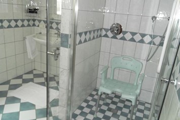 Rollstuhl-Urlaub: Dusche mit Haltegriffen und Duschstuhl, unterfahrbares Waschbecken - Ferienwohnung Mitterer Waging am See
