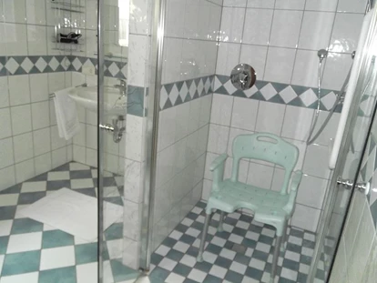 Rollstuhlgerechte Unterkunft - Oberbayern - Dusche mit Haltegriffen und Duschstuhl, unterfahrbares Waschbecken - Ferienwohnung Mitterer Waging am See