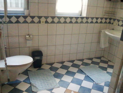 Rollstuhlgerechte Unterkunft - Oberbayern - Toilette mit Haltegriffen und Sitzerhöhung bei Bedarf - Ferienwohnung Mitterer Waging am See