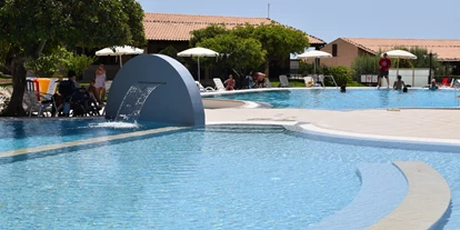 Rollstuhlgerechte Unterkunft - Pflegebett - Kikki Village Resort - Poolandschaft - Kikki Village Resort