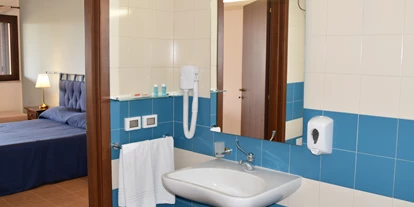 Rollstuhlgerechte Unterkunft - Pflegebett - Kikki Village Resort - unterfahrbares Waschbecken - Kikki Village Resort