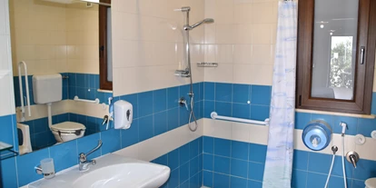 Rollstuhlgerechte Unterkunft - Pflegebett - Kikki Village Resort - barrierefreie, ebenerdige Dusche - Kikki Village Resort