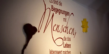 Rollstuhlgerechte Unterkunft - Pflegebett - Es sind die Begegnungen mit Menschen, die das Leben lebenswert machen - Behindertenferien Nordsee - Ferienhof für Menschen mit & ohne Handicap an der Nordsee