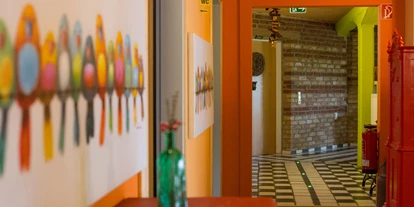 Rollstuhlgerechte Unterkunft - Pflegebett - bunte Farben - Behindertenferien Nordsee - Ferienhof für Menschen mit & ohne Handicap an der Nordsee