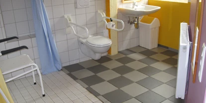 Rollstuhlgerechte Unterkunft - Pflegebett - Rollstuhlgerechte Badezimmer mit Haltegriffen - Behindertenferien Nordsee - Ferienhof für Menschen mit & ohne Handicap an der Nordsee