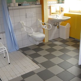 Rollstuhl-Urlaub: Rollstuhlgerechte Badezimmer mit Haltegriffen - Behindertenferien Nordsee - Ferienhof für Menschen mit & ohne Handicap an der Nordsee