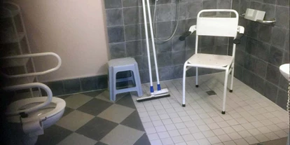 Rollstuhlgerechte Unterkunft - Pflegebett - Ebenerdige Dusche mit Duschstuhl - Behindertenferien Nordsee - Ferienhof für Menschen mit & ohne Handicap an der Nordsee
