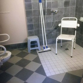 Rollstuhl-Urlaub: Ebenerdige Dusche mit Duschstuhl - Behindertenferien Nordsee - Ferienhof für Menschen mit & ohne Handicap an der Nordsee