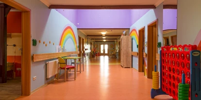 Rollstuhlgerechte Unterkunft - Pflegebett - Flur mit Hängematte und Spielen - Behindertenferien Nordsee - Ferienhof für Menschen mit & ohne Handicap an der Nordsee
