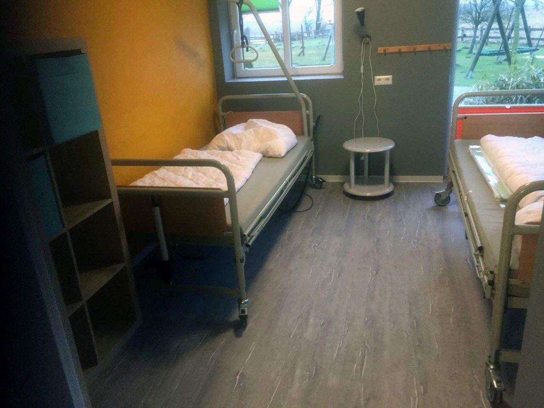 Rollstuhl-Urlaub: Pflegebetten - Behindertenferien Nordsee - Ferienhof für Menschen mit & ohne Handicap an der Nordsee