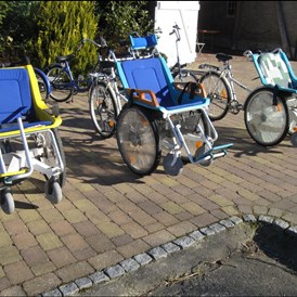 Rollstuhl-Urlaub: Rollstühle und Fahrräder - Behindertenferien Nordsee - Ferienhof für Menschen mit & ohne Handicap an der Nordsee