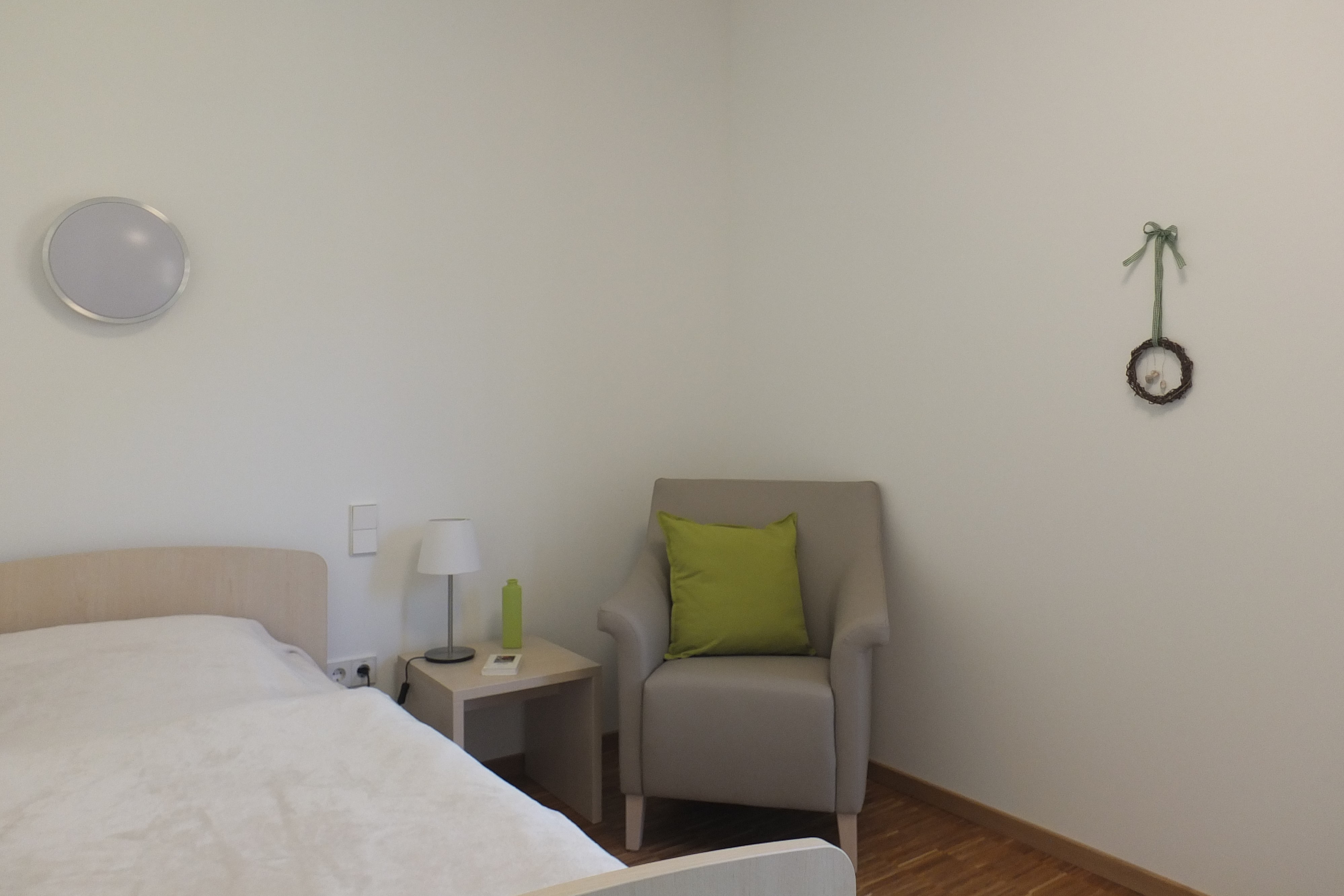 Rollstuhlgerechte Unterkunft - Pflegebett - Baden-Württemberg - Schlafzimmer Ursulinenhof-Apartment - Ursulinenhof-Apartment