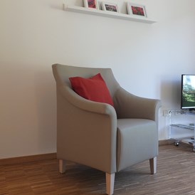 Rollstuhl-Urlaub: Wohnzimmer mit TV - Ursulinenhof-Apartment