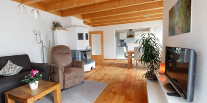 Rollstuhlgerechte Unterkunft - Region Schwaben - Wohnzimmer mit Küche  - Ferienwohnung Sandra