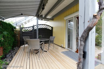 Rollstuhl-Urlaub: Terrasse vom Wohnzimmer ebenerdig erreichbar  - Ferienwohnung Sandra 