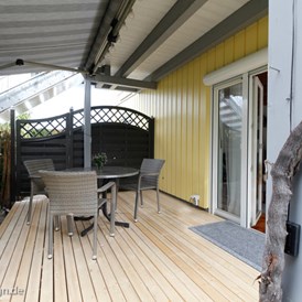Rollstuhl-Urlaub: Terrasse vom Wohnzimmer ebenerdig erreichbar  - Ferienwohnung Sandra 