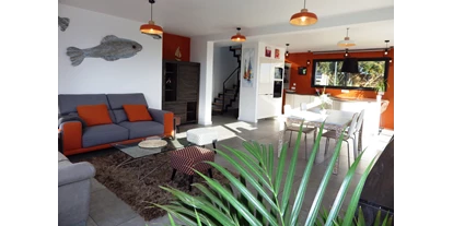 Rollstuhlgerechte Unterkunft - Unterkunftsart: Ferienhaus - Der grosszügige Wohnbereich mit offener Küche, Essecke und Wohnraum und 2 Zugängen zur Terrasse - Ferienhaus Bretagne - Plouarzel