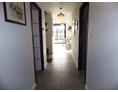 Rollstuhl-Urlaub: Der Eingang mit rechts Schlafzimmer mit Badezimmer, Links WC und Hauswirtschaftsraum. - Ferienhaus Bretagne - Plouarzel