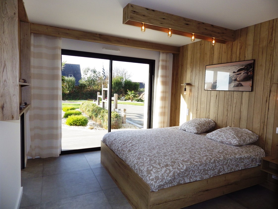 Rollstuhl-Urlaub: Das geräumige Schlafzimmer mit Badezimmer links und Ausgang in den Garten - Ferienhaus Bretagne - Plouarzel