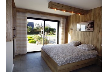 Rollstuhl-Urlaub: Das geräumige Schlafzimmer mit Badezimmer links und Ausgang in den Garten - Ferienhaus Bretagne - Plouarzel