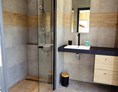 Rollstuhl-Urlaub: Das Badezimmer mit wegklappbarer Glaswand - Ferienhaus Bretagne - Plouarzel
