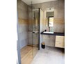 Rollstuhl-Urlaub: Das Badezimmer mit wegklappbarer Glaswand - Ferienhaus Bretagne - Plouarzel