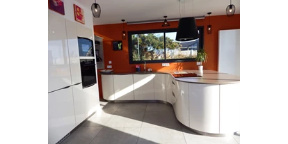 Rollstuhlgerechte Unterkunft - Unterkunftsart: Ferienhaus - Die komplett ausgetattete Küche - Ferienhaus Bretagne - Plouarzel