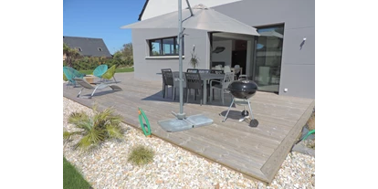 Rollstuhlgerechte Unterkunft - Unterkunftsart: Ferienhaus - Die grosse Holzterrasse mit ebenerdigem Zugang vom Wohnraum - Ferienhaus Bretagne - Plouarzel