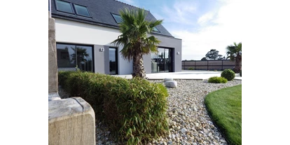 Rollstuhlgerechte Unterkunft - Unterkunftsart: Ferienhaus - Die Terrasse auf der anderen Seite. Links das Schlafzimmer mit Badezimmer und Zugängen zur Terrasse. - Ferienhaus Bretagne - Plouarzel