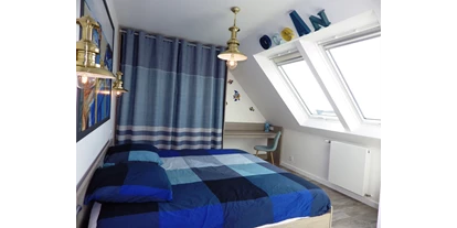 Rollstuhlgerechte Unterkunft - Unterkunftsart: Ferienhaus - Schlafzimmer im OG mit Meerblick - Ferienhaus Bretagne - Plouarzel